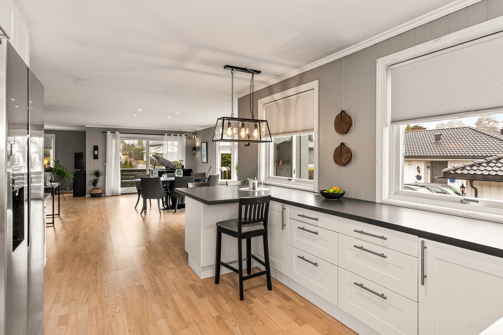 Fra kjøkkenet har du full oversikt over stue og spisestue, ideelt for et sosialt familieliv. Galleribilde