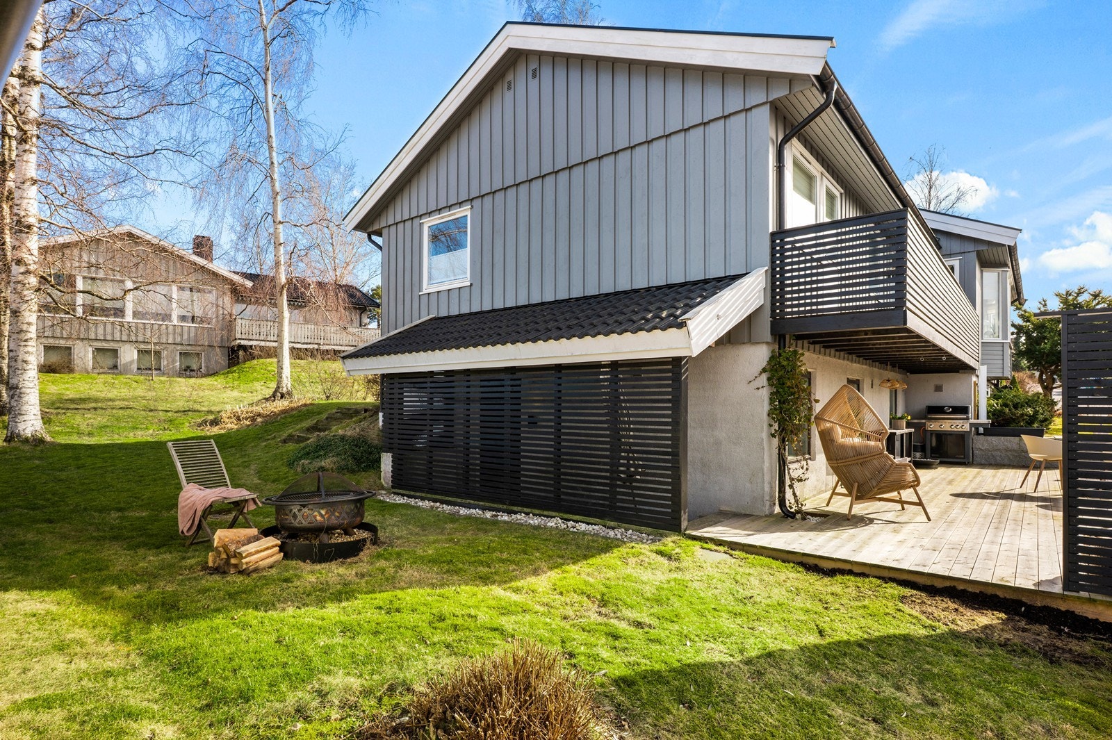 Hagen er lettstelt med gressplen og gir gode muligheter for lek og aktivitet. Galleribilde