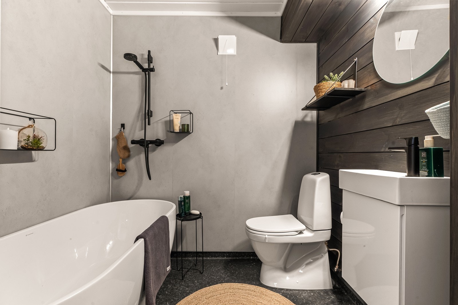 Badet i kjelleren ble oppgradert i 2021 av fagfolk og har badekar, varmekabler og moderne innredning. Galleribilde