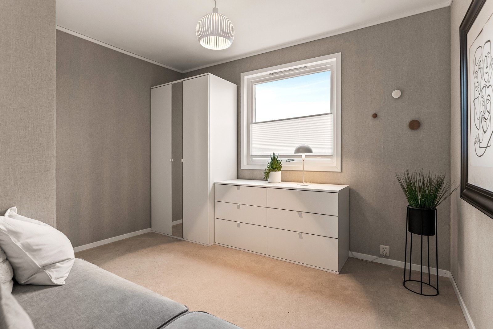 Det andre soverommet i første etasje har god plass til seng og oppbevaringsmøbler. Galleribilde