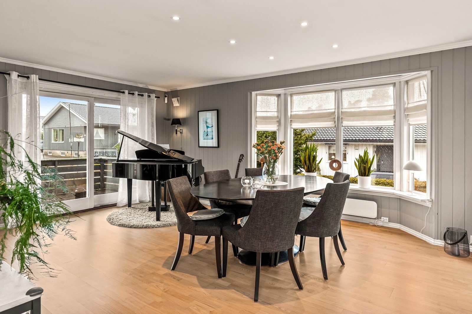 Rommet er lyst og har en god romfølelse, i tillegg er det strategisk lyssetting i form av downlights i taket. Galleribilde