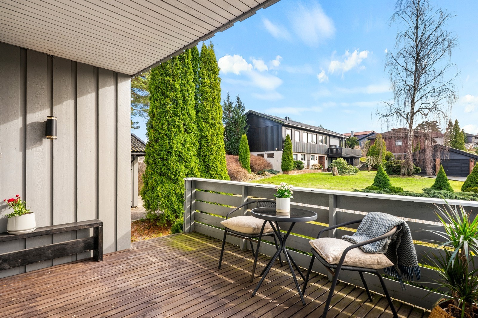 Fra verandaen har man utsikt over hagen og nærområdet. Galleribilde