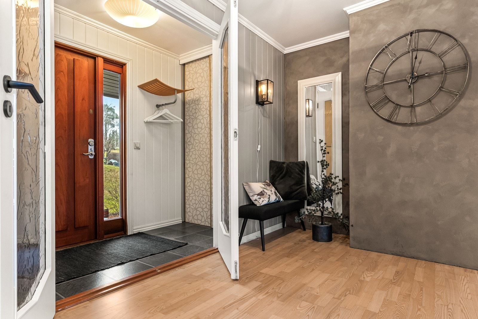 Vindfanget ønsker velkommen med en solid ytterdør i teak, og leder inn til en romslig hall. Galleribilde