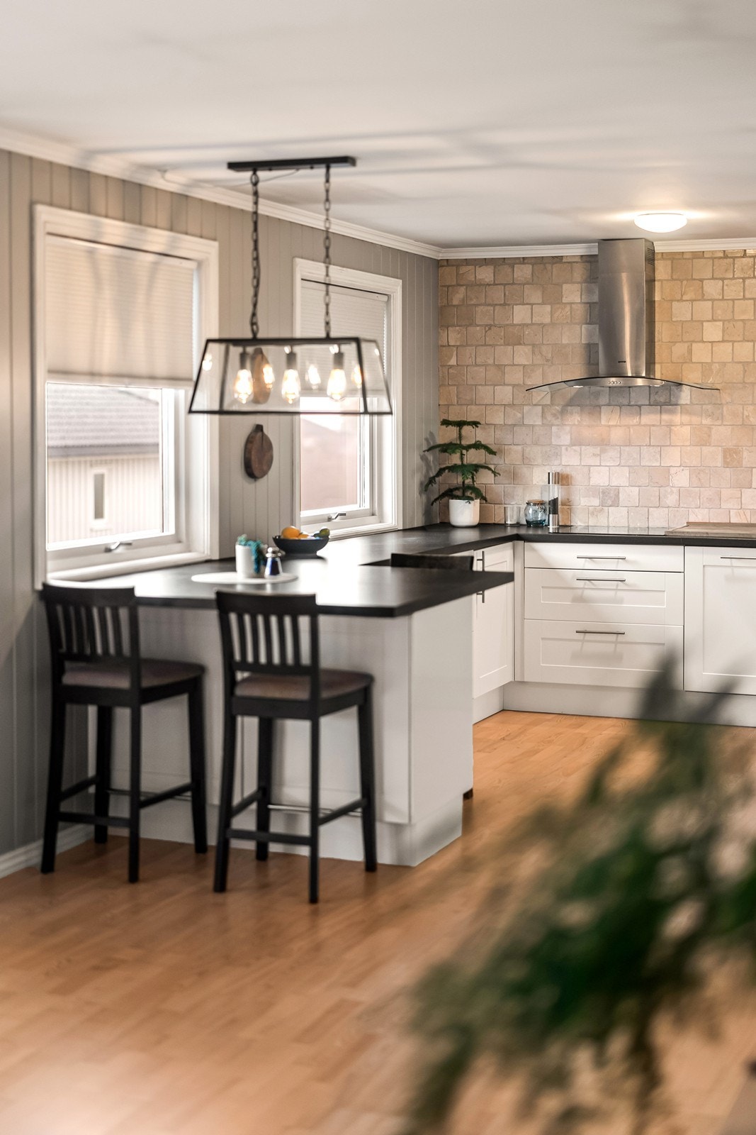 En praktisk kjøkkenøy fungerer som en naturlig frokostplass og gir ekstra arbeidsflate. Galleribilde