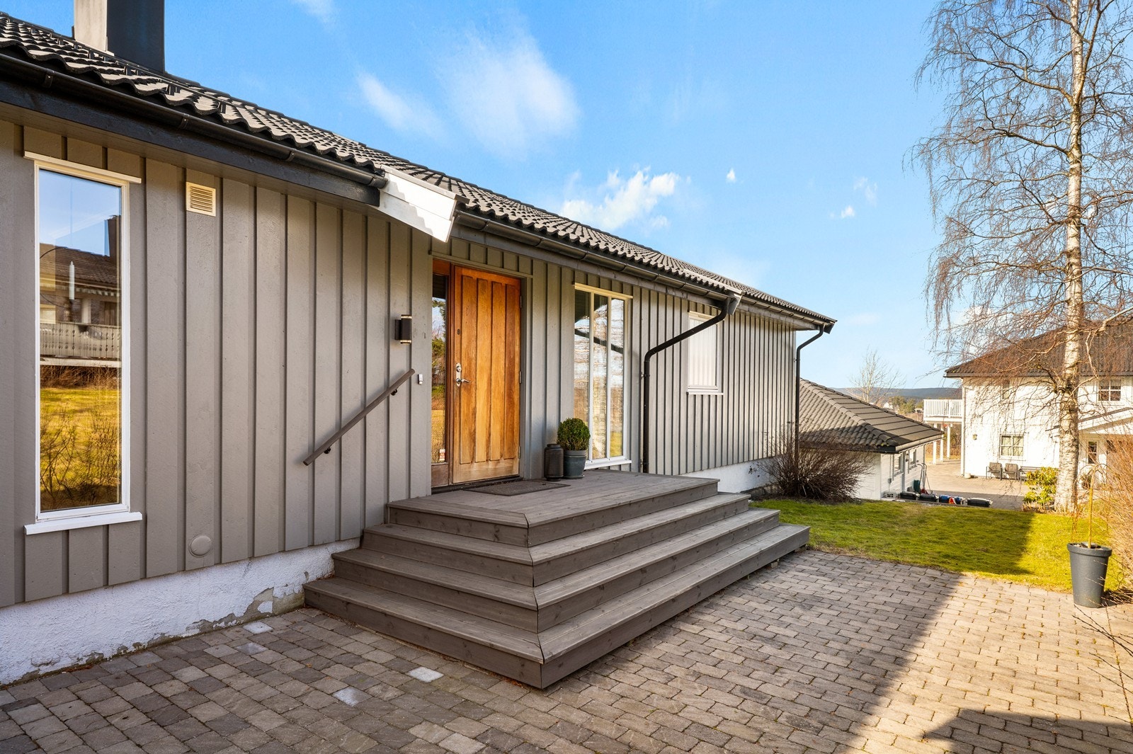 Enebolig ble opprinnelig oppført i 1984 og det er foretatt betydelige oppgraderinger. Inngangspartiet har en trapp av impregnerte materialer, bygget i 2020. Galleribilde