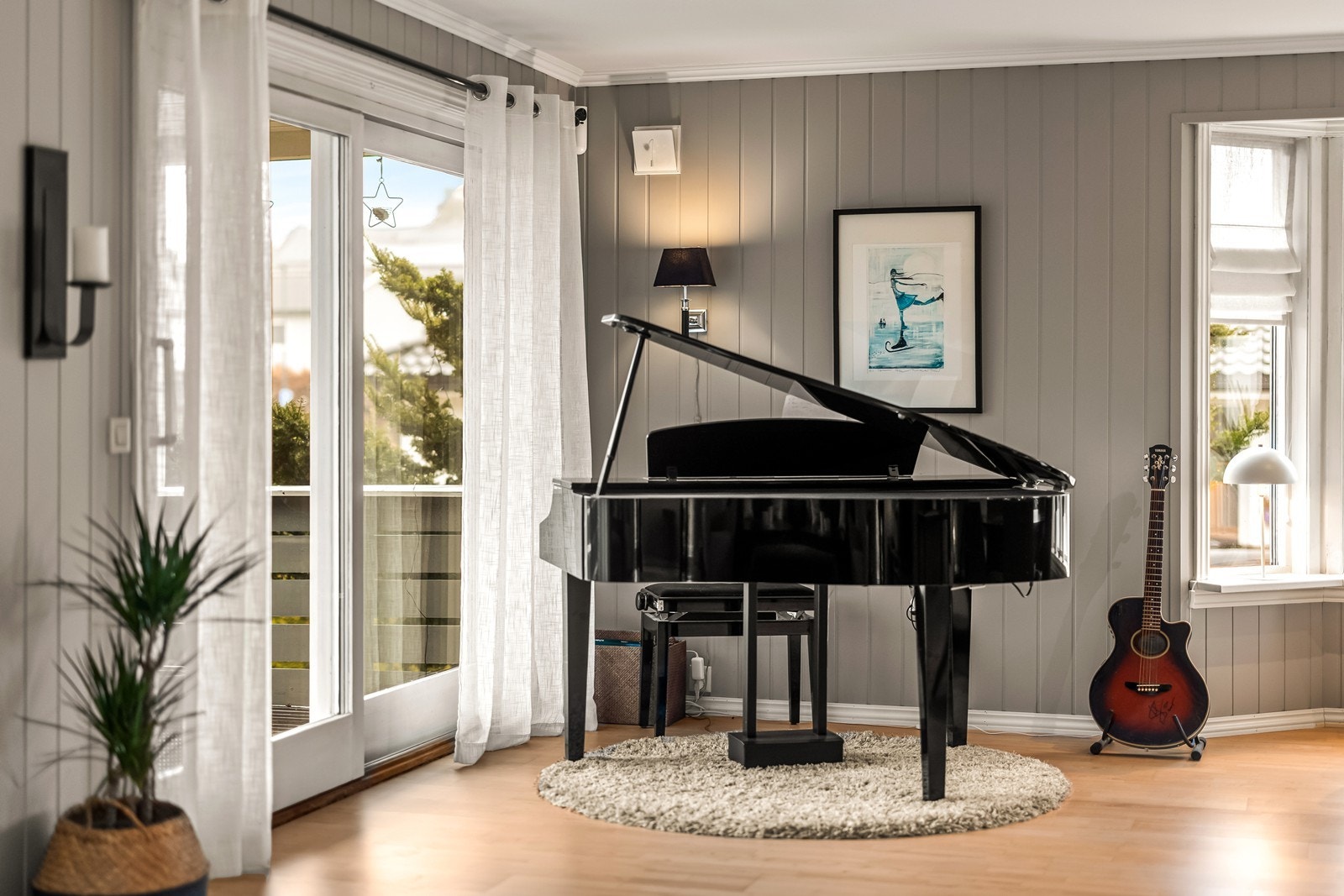 Fra stuen er det direkte utgang til en delvis overbygd veranda. Galleribilde