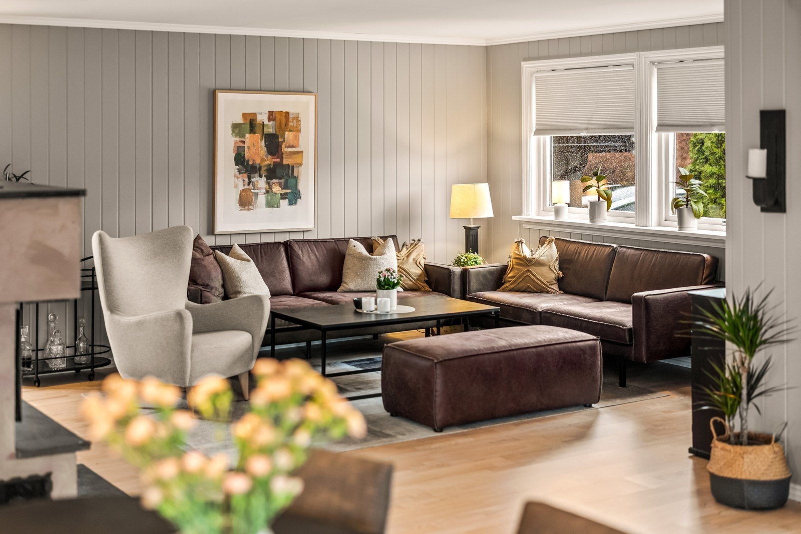 Stuen har parkett og laminat på gulv, og malte panelplater på veggene. De store vindusflatene gir rikelig med dagslys. Galleribilde