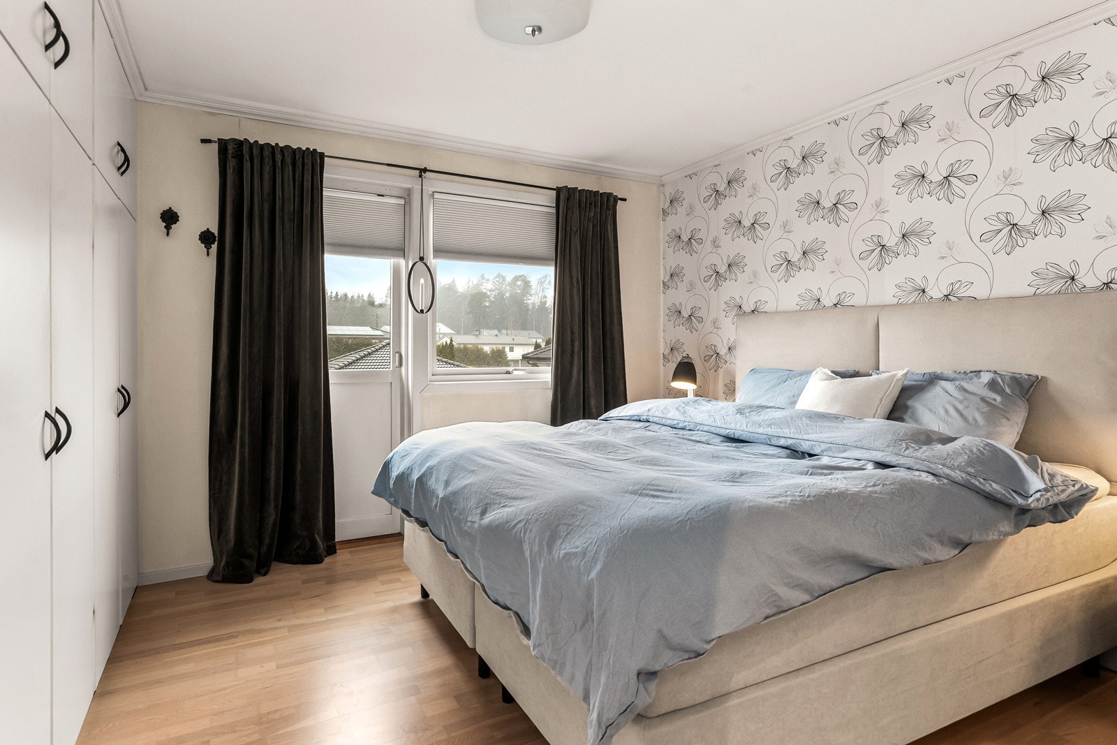 Hovedsoverommet i første etasje har faste garderobeskap og utgang til en egen, delvis overbygd veranda. Galleribilde