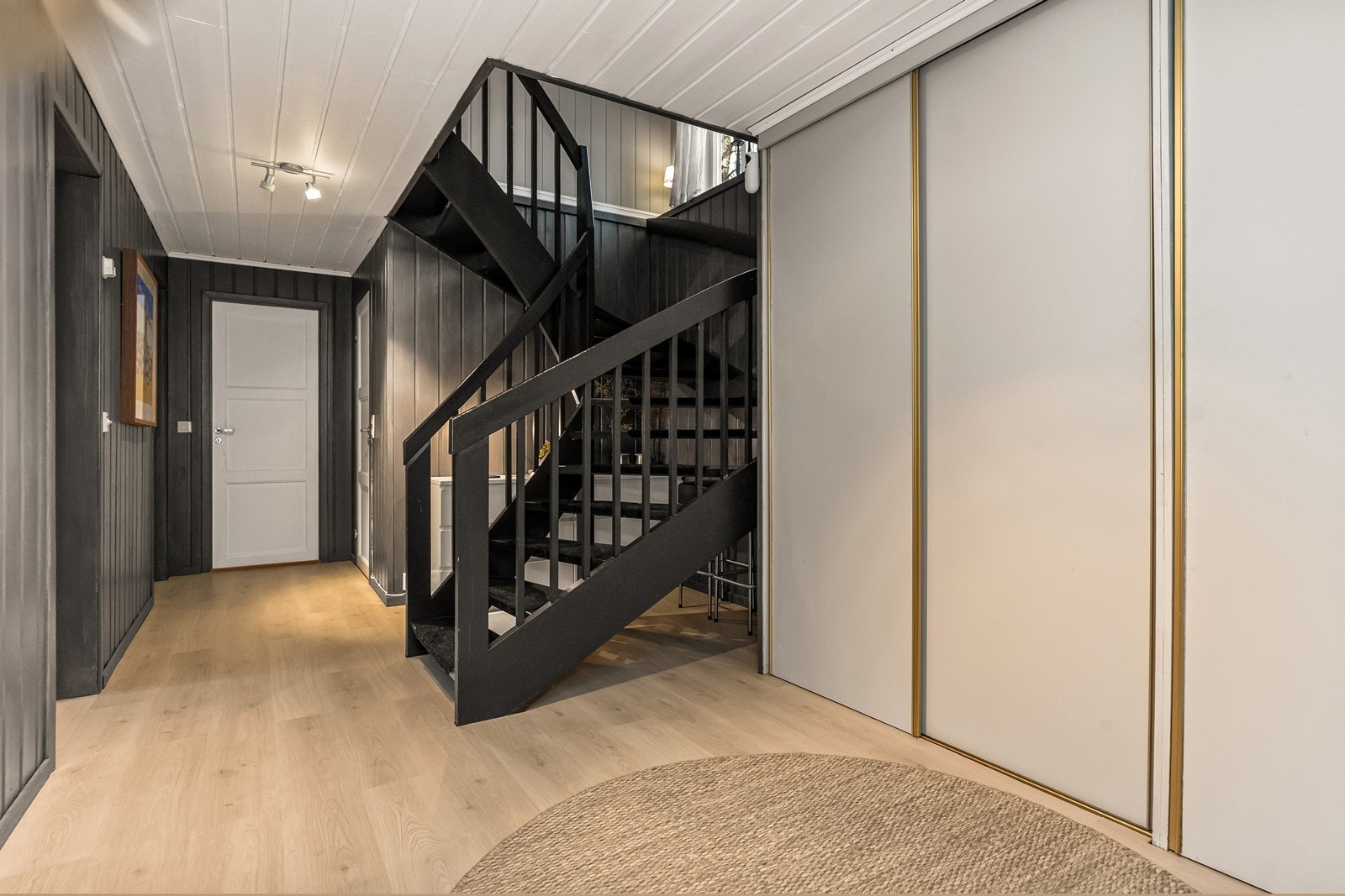 I kjelleren finner du en praktisk gang med en romslig skyvedørsgarderobe for ekstra oppbevaring. Galleribilde