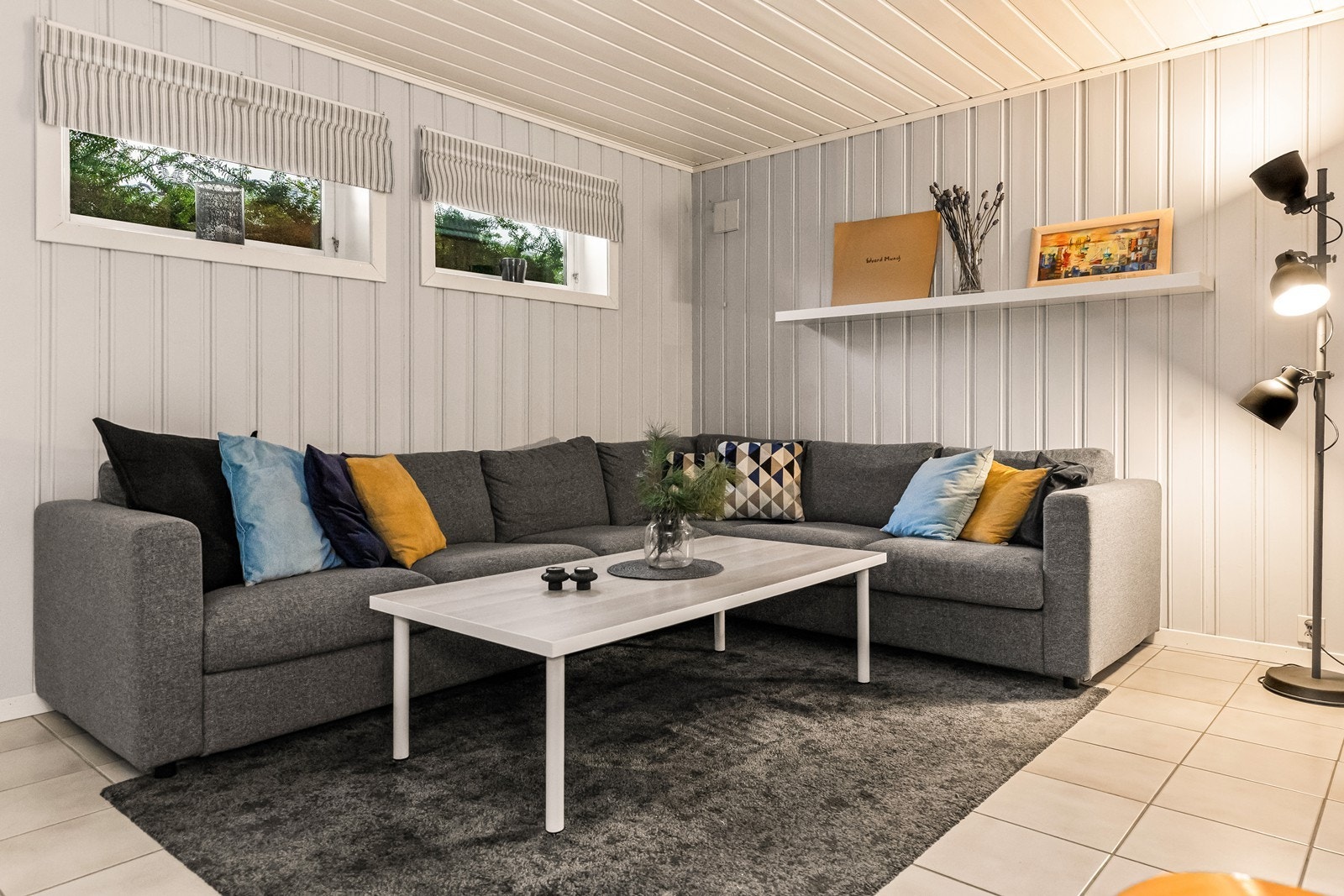 En perfekt ekstra stue for familien, med god plass til en stor sofagruppe. Galleribilde