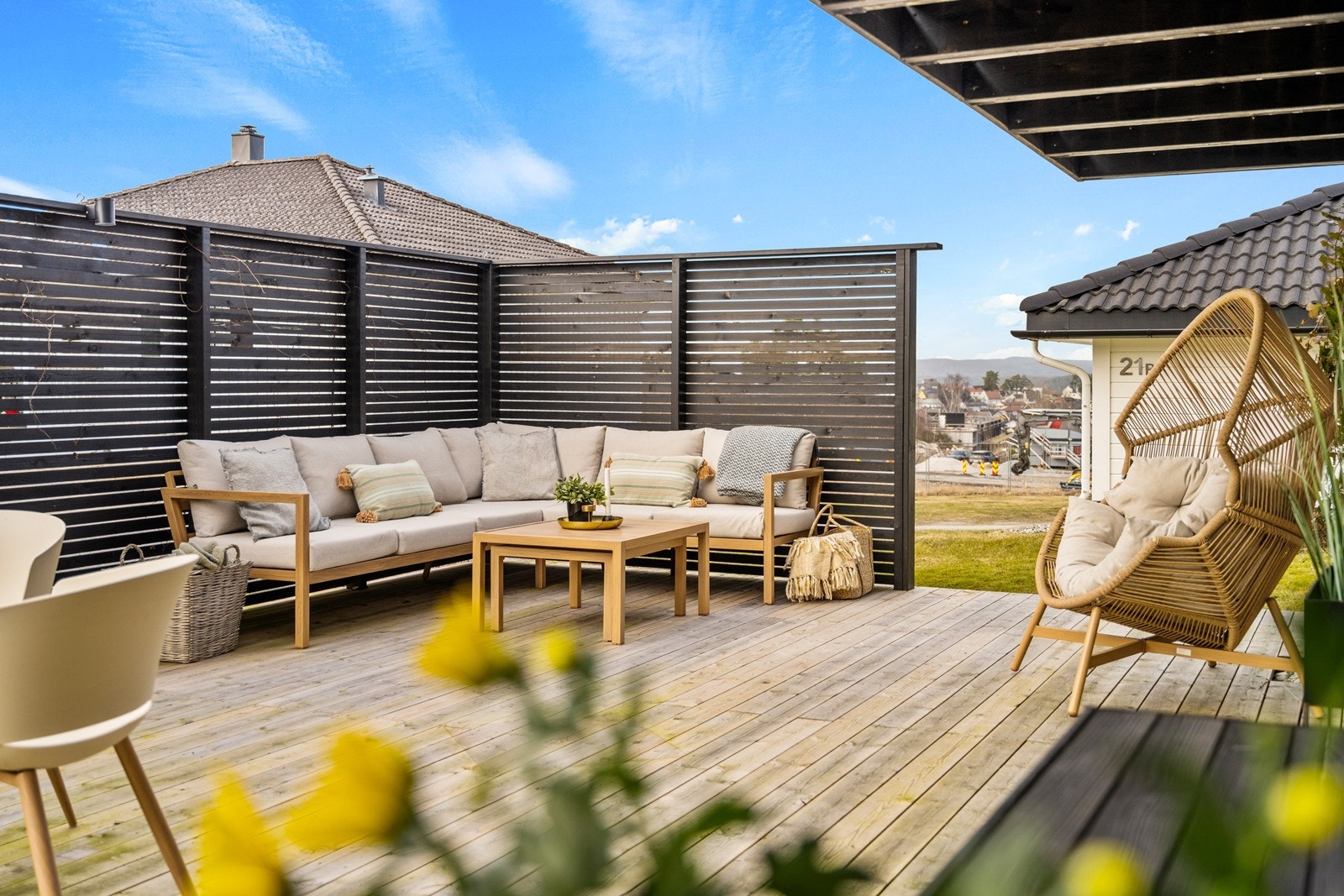 På terrengnivå er det en stor uteplass med gulv av impregnerte materialer. Totalt har eiendommen 61 m² terrasse- og balkongareal. Galleribilde