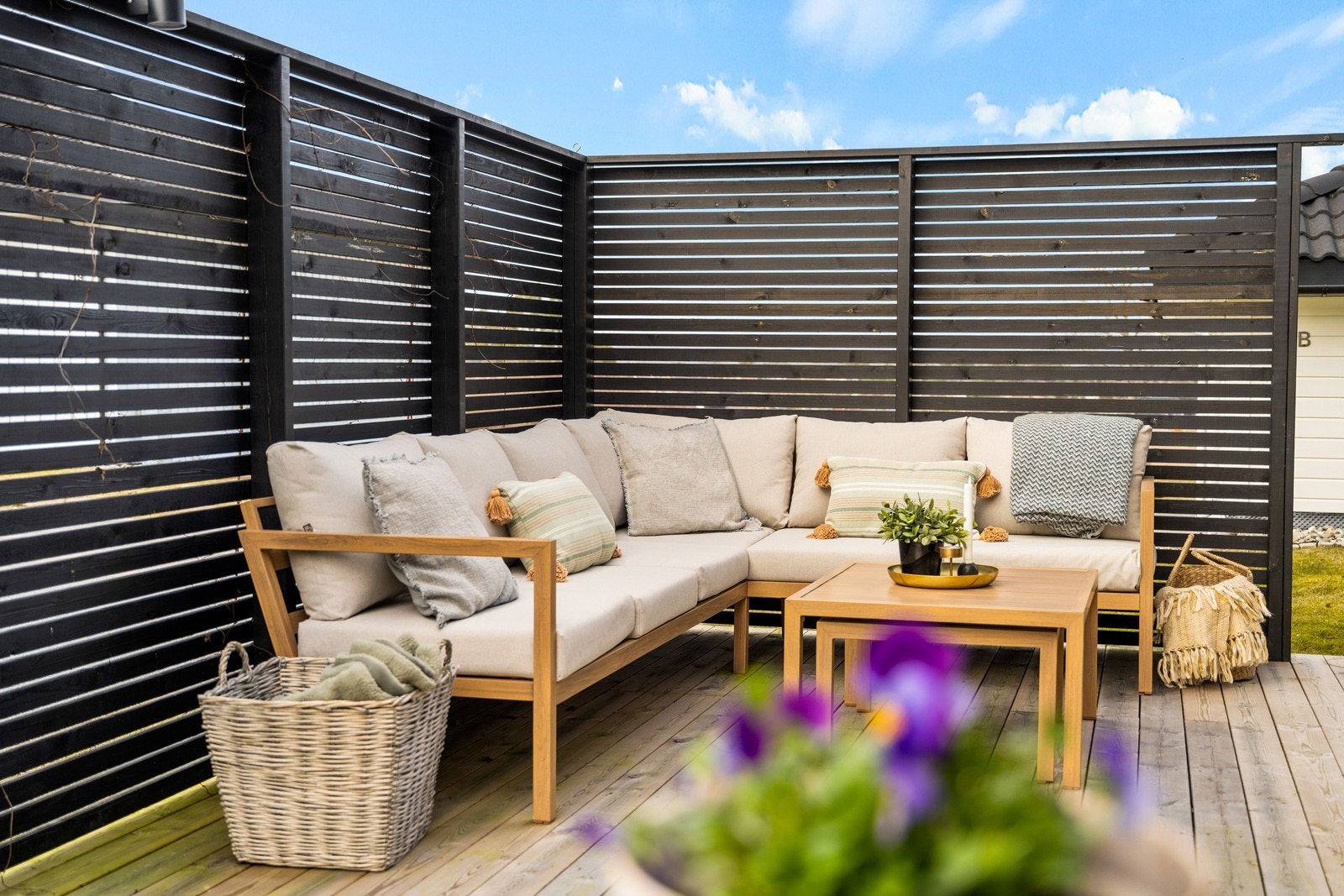 Den skjermede uteplassen er perfekt for utendørs måltider og avslapning. Galleribilde