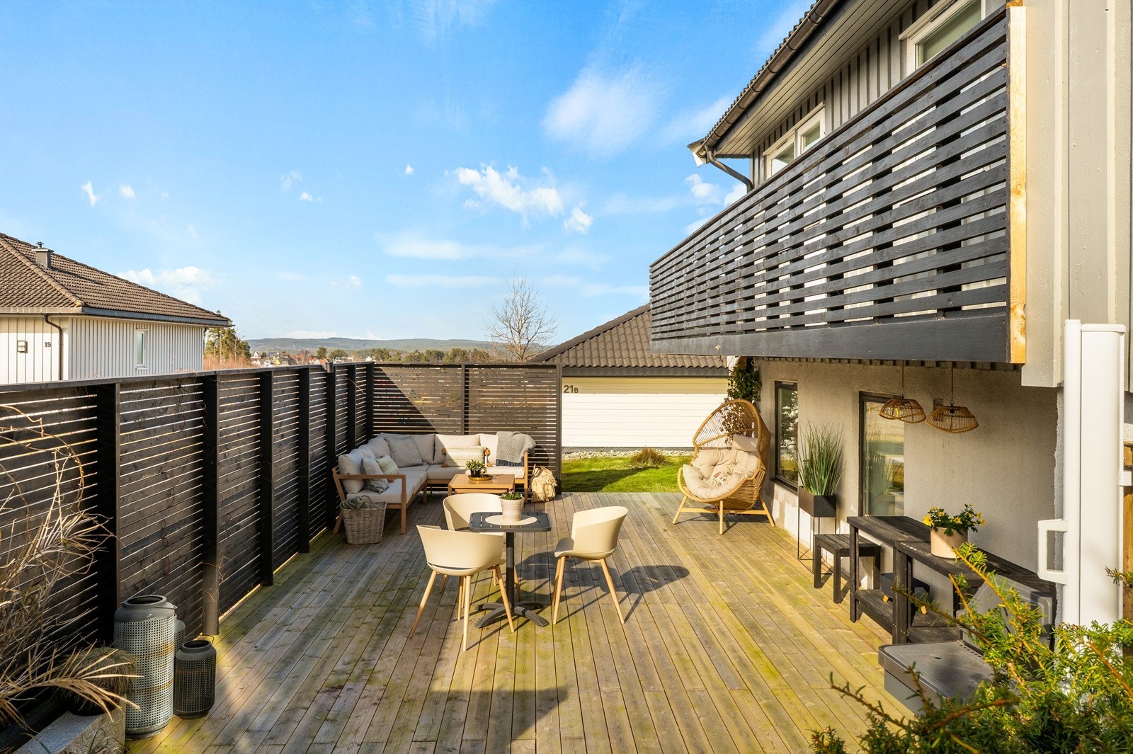 En oversikt over den store terrassen og forbindelsen til hagen. Galleribilde