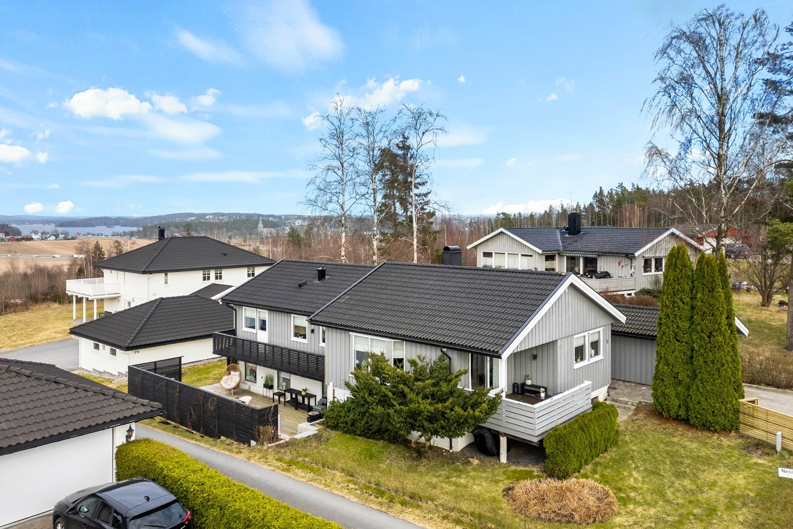 Eiendommen har en sentral, men likevel tilbaketrukket beliggenhet i et barnevennlig nabolag. Galleribilde