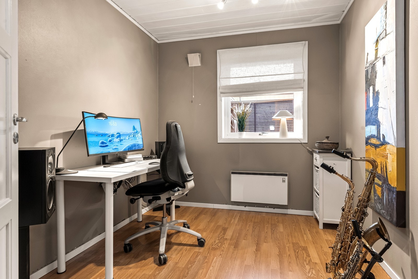 Det fjerde soverommet, her innredet som kontor/arbeidsrom, gir fleksible bruksmuligheter. Galleribilde