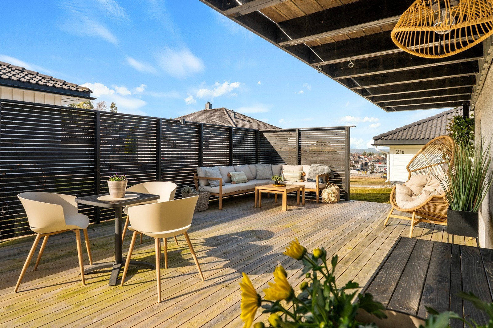 Uteplassen har flere soner for både spising og avslapning. Galleribilde