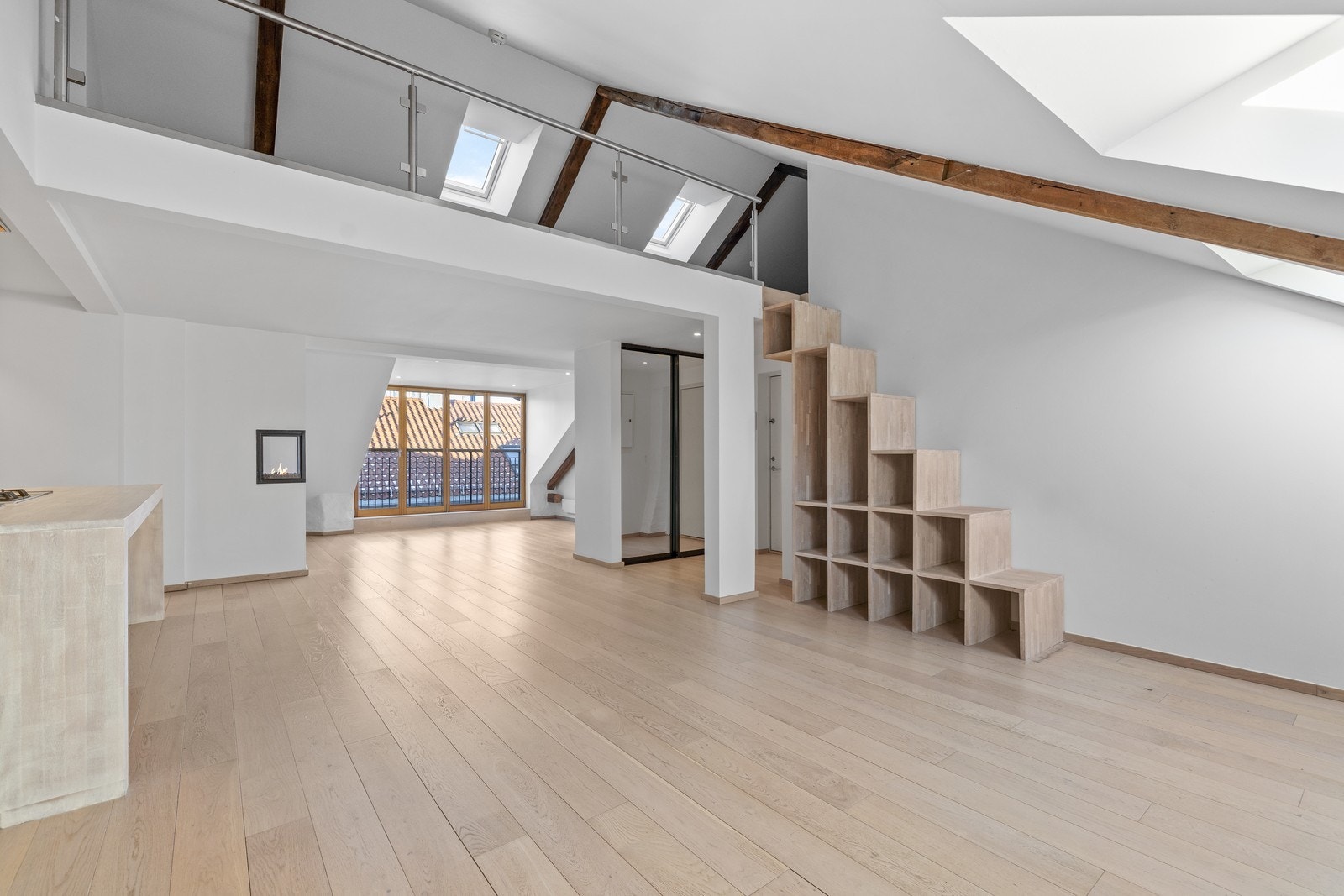 Høyt til tak og mye vinduer. Galleribilde