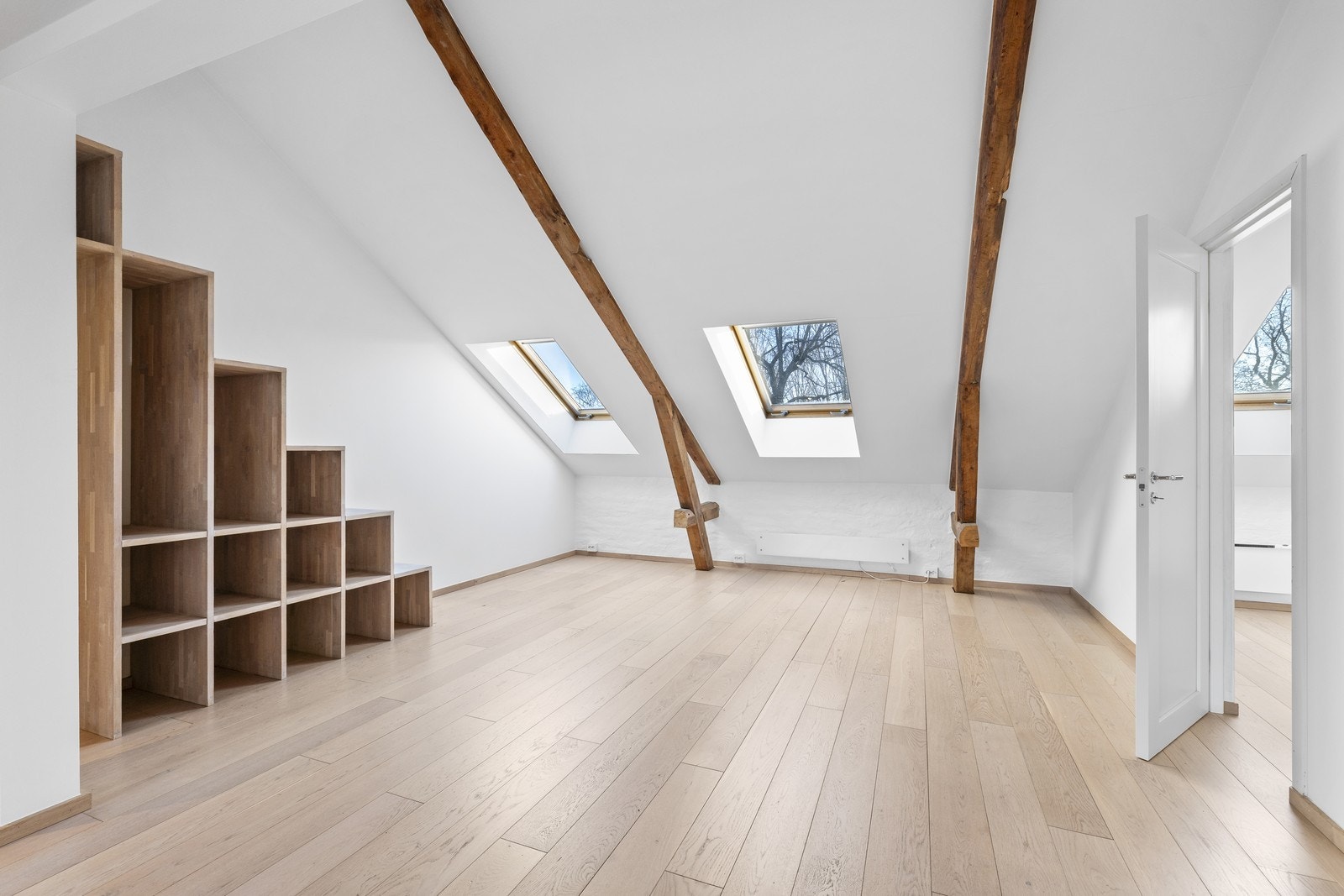 God plass til stort spisebord. Galleribilde