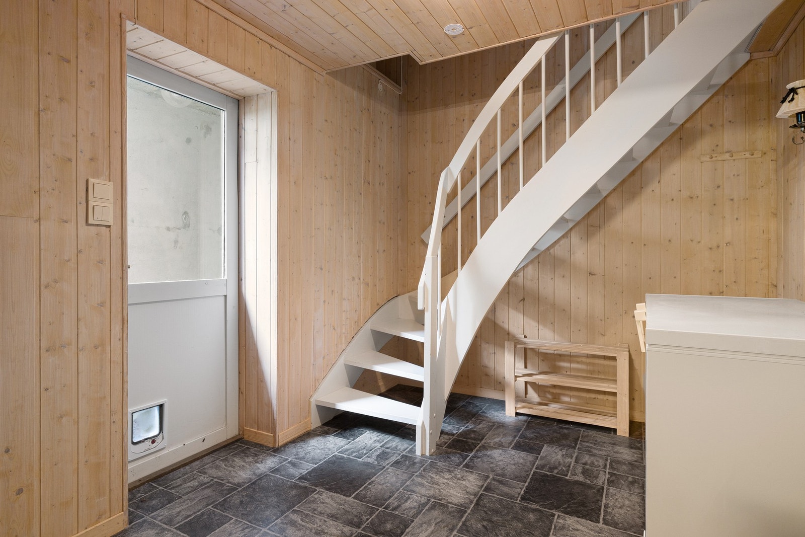 Inngangsparti kjeller. Galleribilde