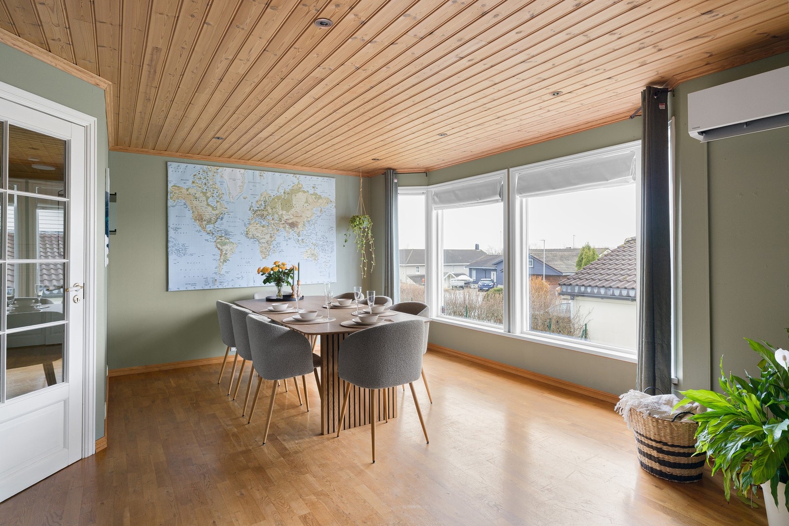 Stor plass til romslig spisebord med utsikt ut til hagen. Galleribilde