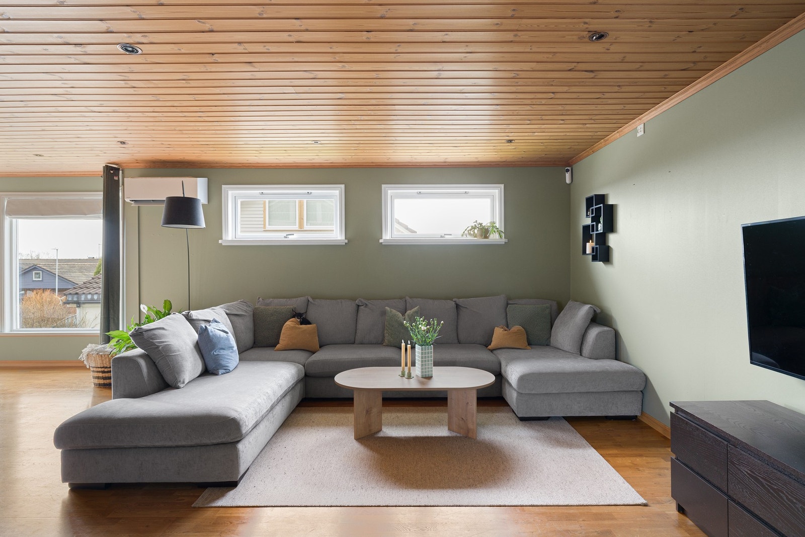 Plass til romslig sofagruppe ved TV kroken. Galleribilde