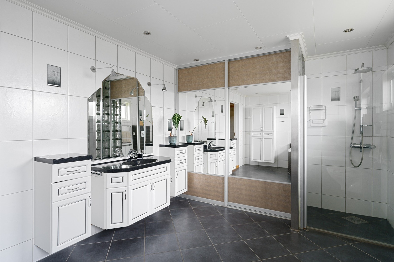 Flislagt bad som ble oppgradert i 2012, der man har skyvedørsløsning, dusj, badekar og praktisk baderomsinnredning. Galleribilde