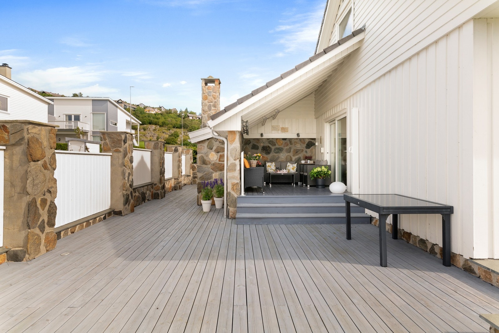 Solrik terrasse med overbygd parti ved terrassedøren. Galleribilde