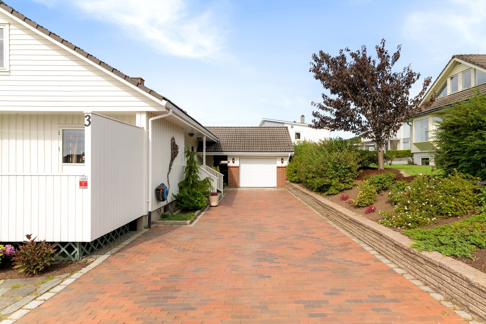 Romslig gårdsrom med plass til flere biler. Galleribilde