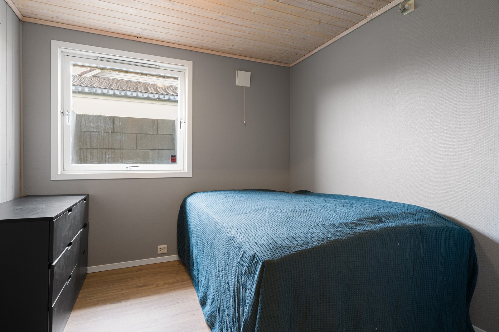 Soverom 4, i kjeller. Selger har satt inn godkjent vindu og rommet er stort nok. Selger har ikke sendt inn bruksendring, dette blir kjøpers ansvar. Galleribilde