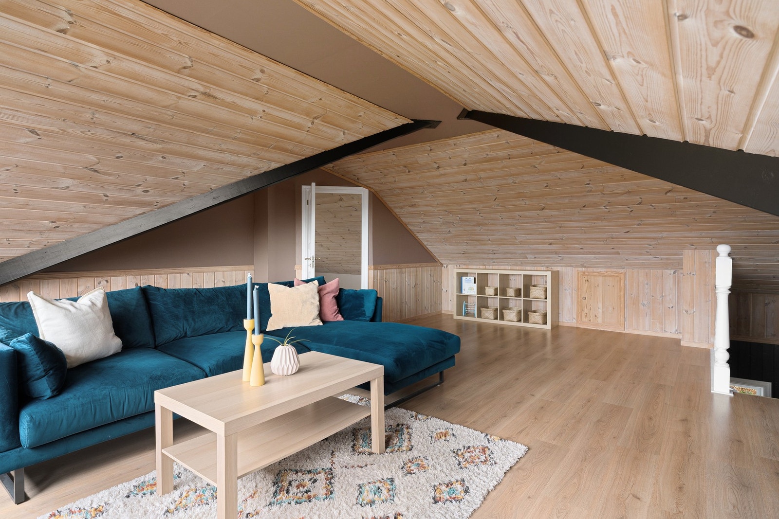 Oppe er det stor loftstue med god plass til sofagruppe og evt lekeplass til barna. Selger har lagt en stavs laminat i hele etasjen. Galleribilde