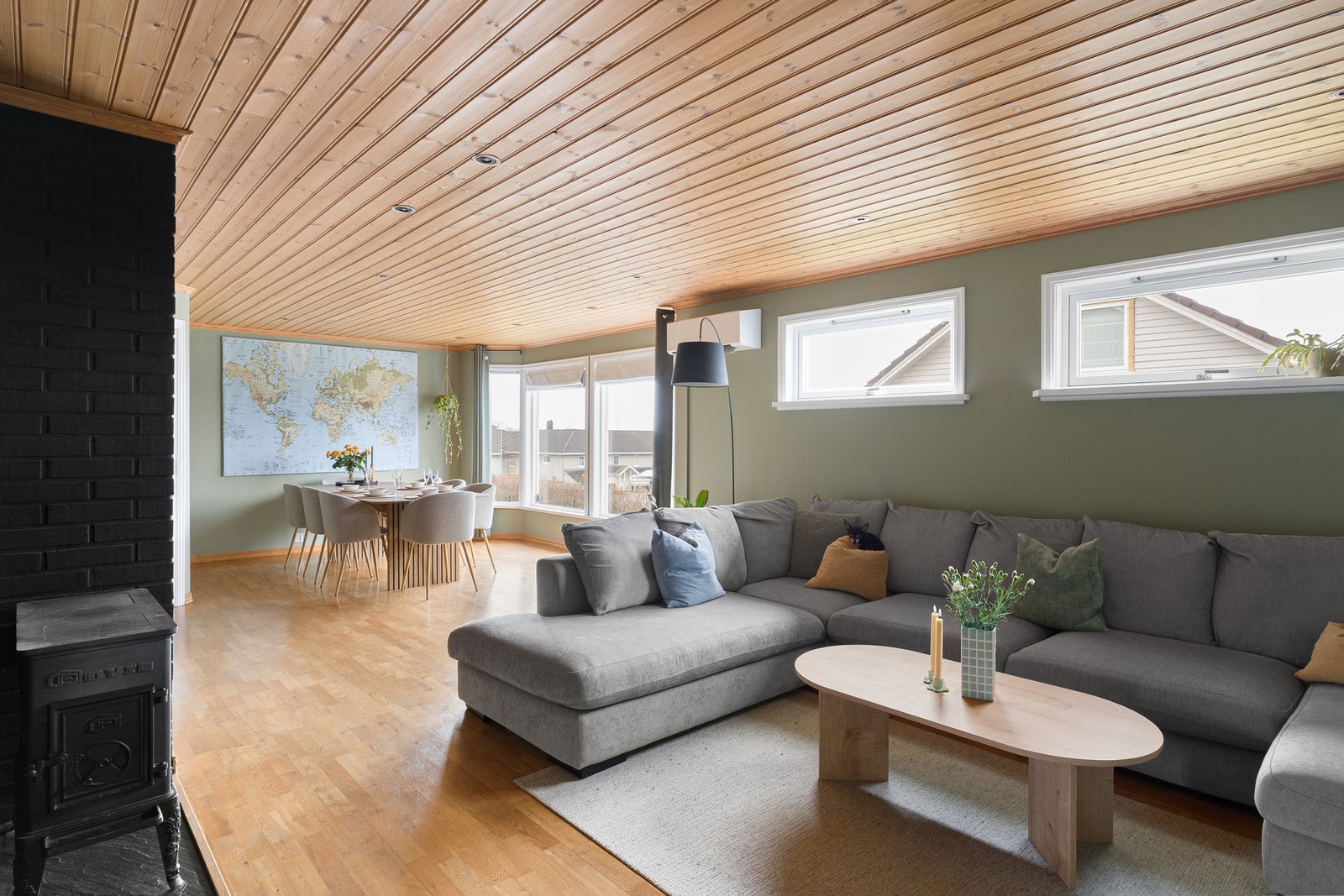 Velkommen inn! Åpen og luftig stue med parkett på gulv og god plass til sofagruppe og spisebord. Galleribilde