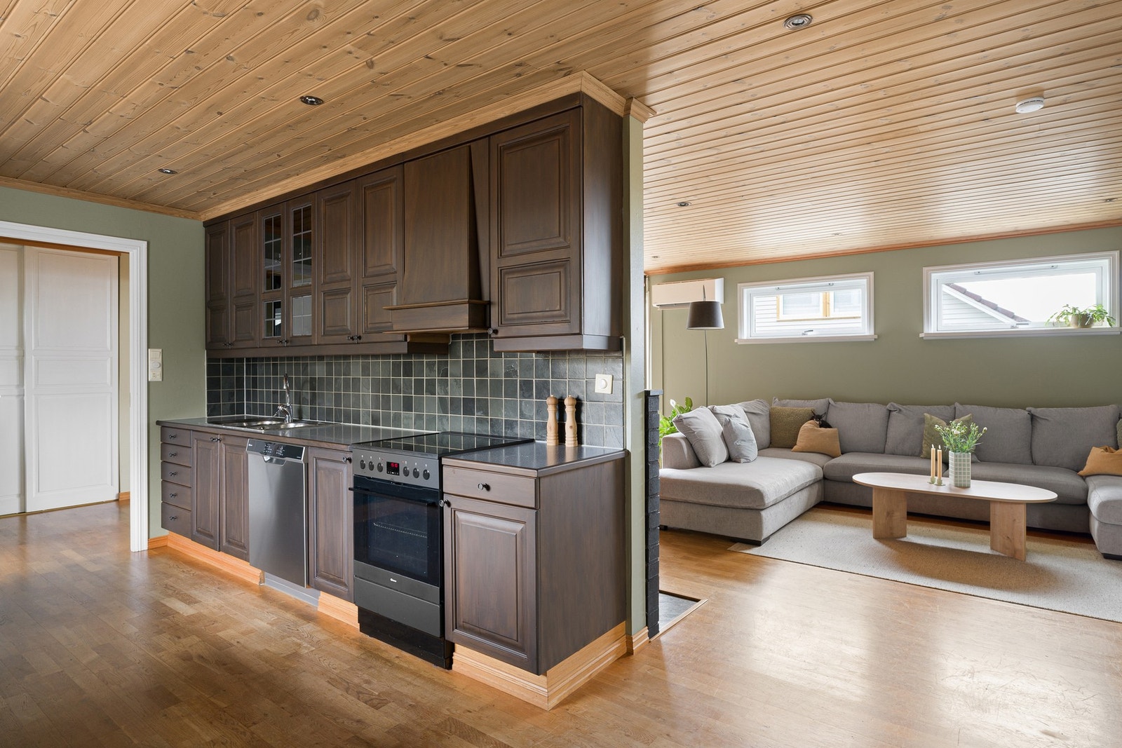 Kjøkkenet er malt i mørke farger, og fremstår moderne og tidsriktig. Galleribilde