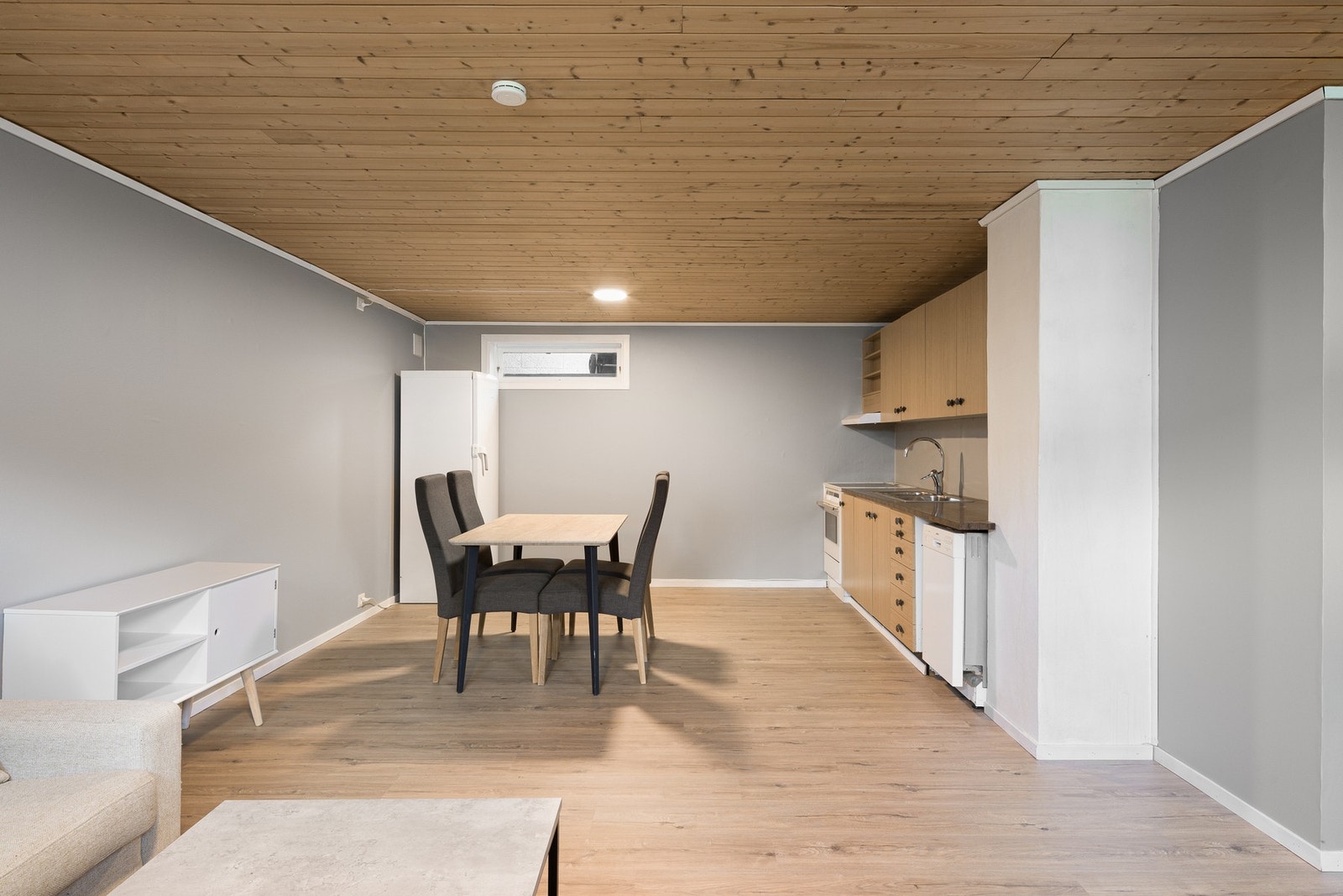 Stue og kjøkken i underetasje. Her er det også lagt en stavs laminat og malt opp i moderne fargevalg. Galleribilde