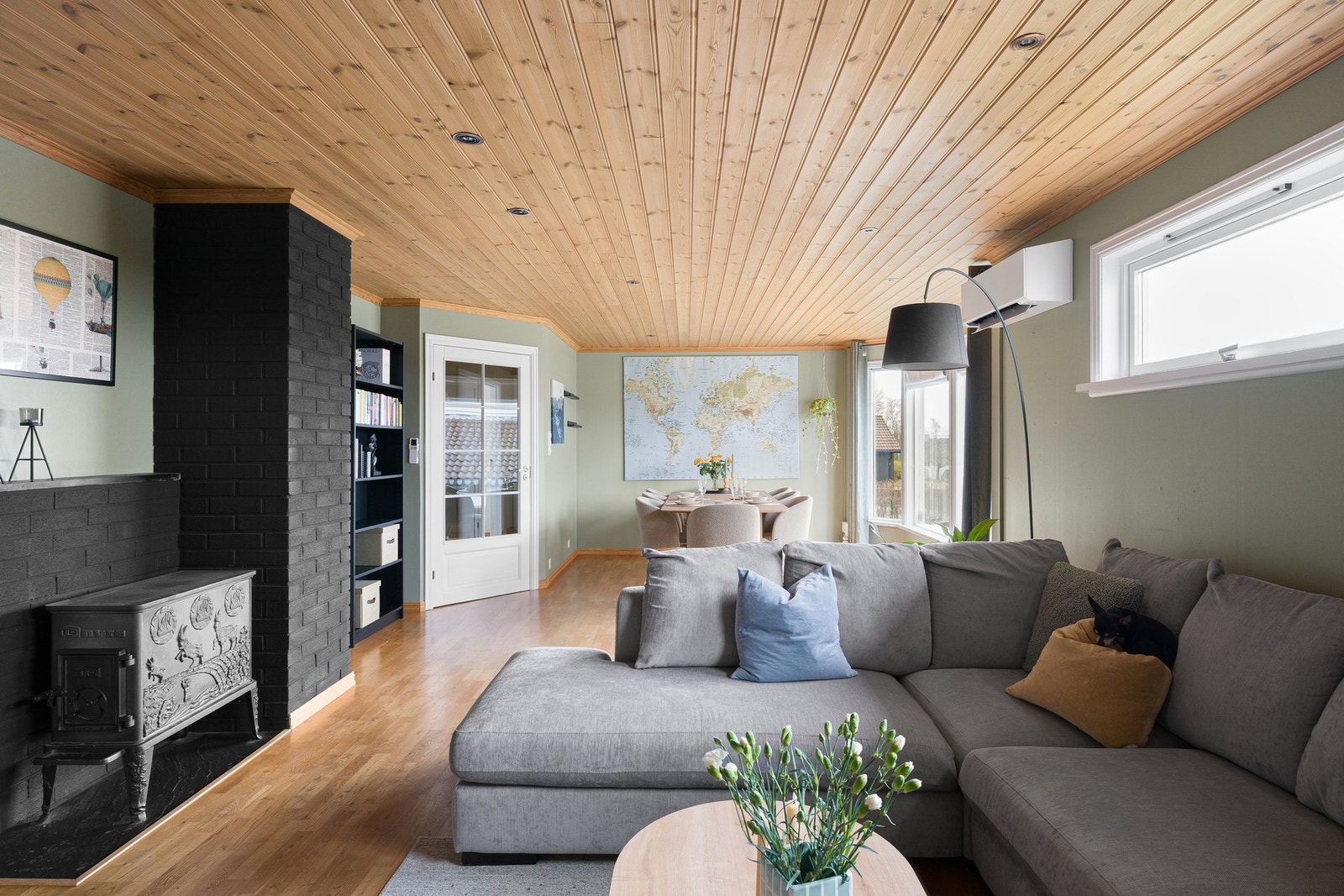 Av oppvarming er det vedovn og varmepumpe. Galleribilde