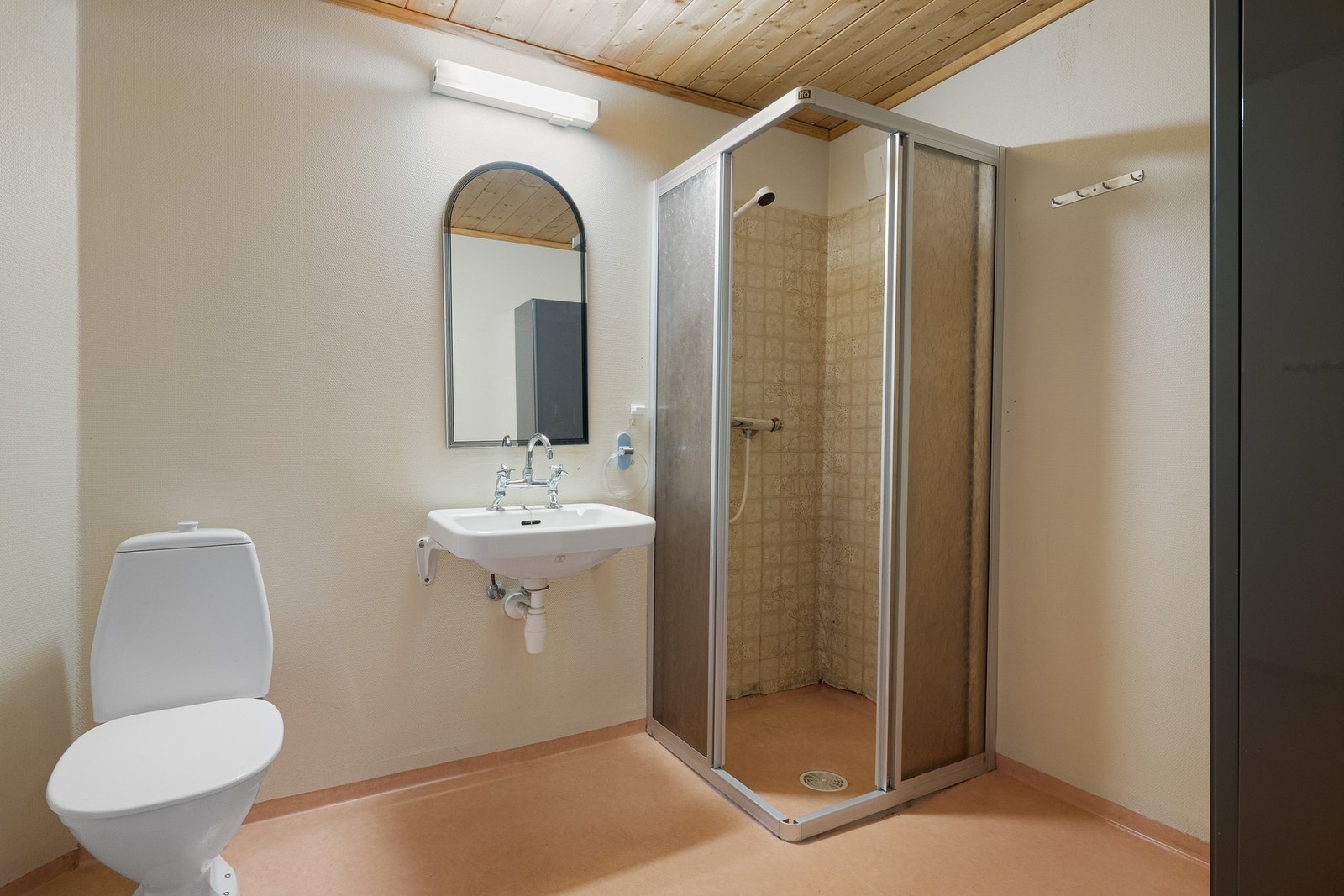 Bad med belegg i kjeller, med toalett, vask og dusj. Galleribilde