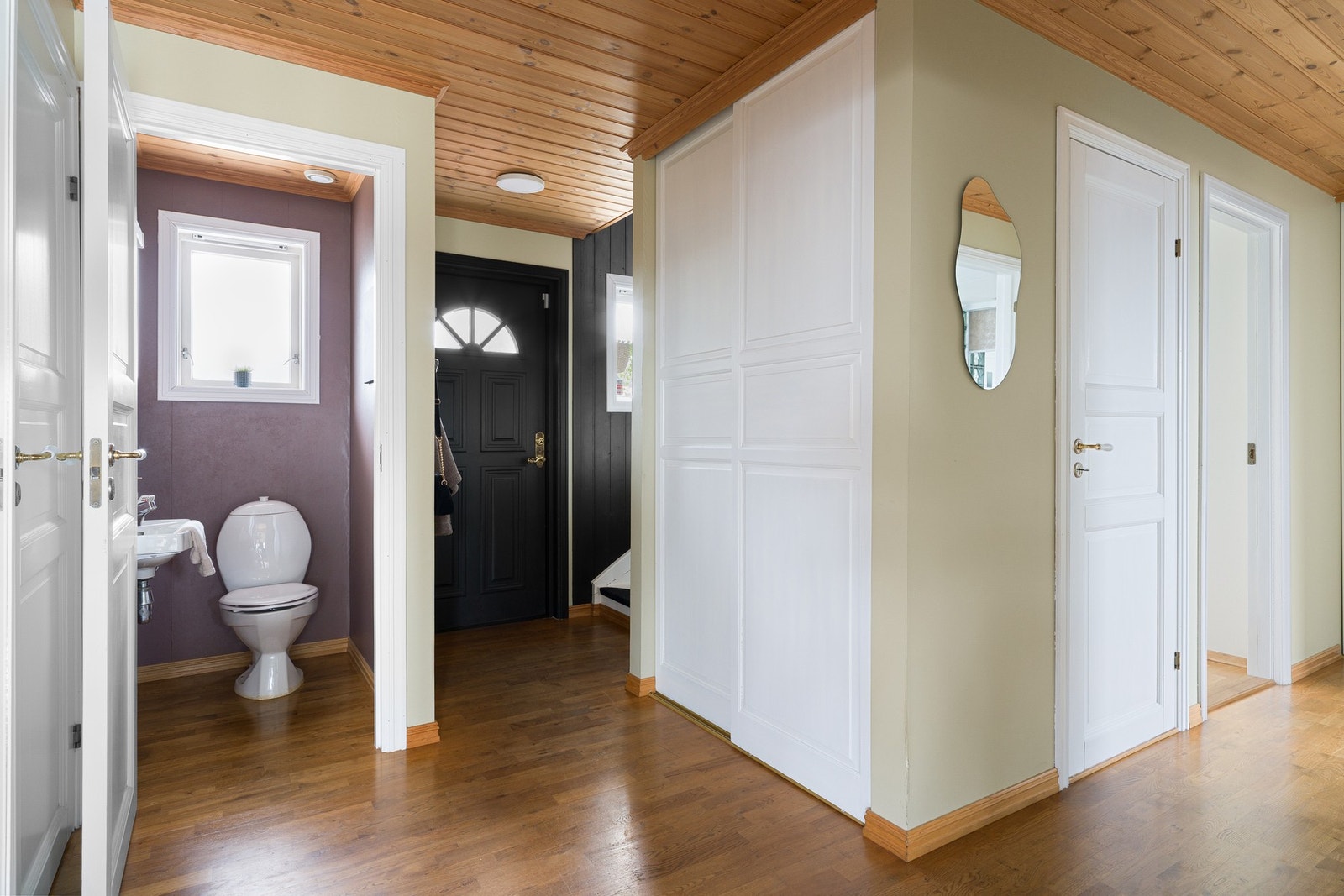 Gangen har plass til garderobeløsninger og opphengsmuligheter. Det er også lett tilgang til gjestetoalett. Galleribilde