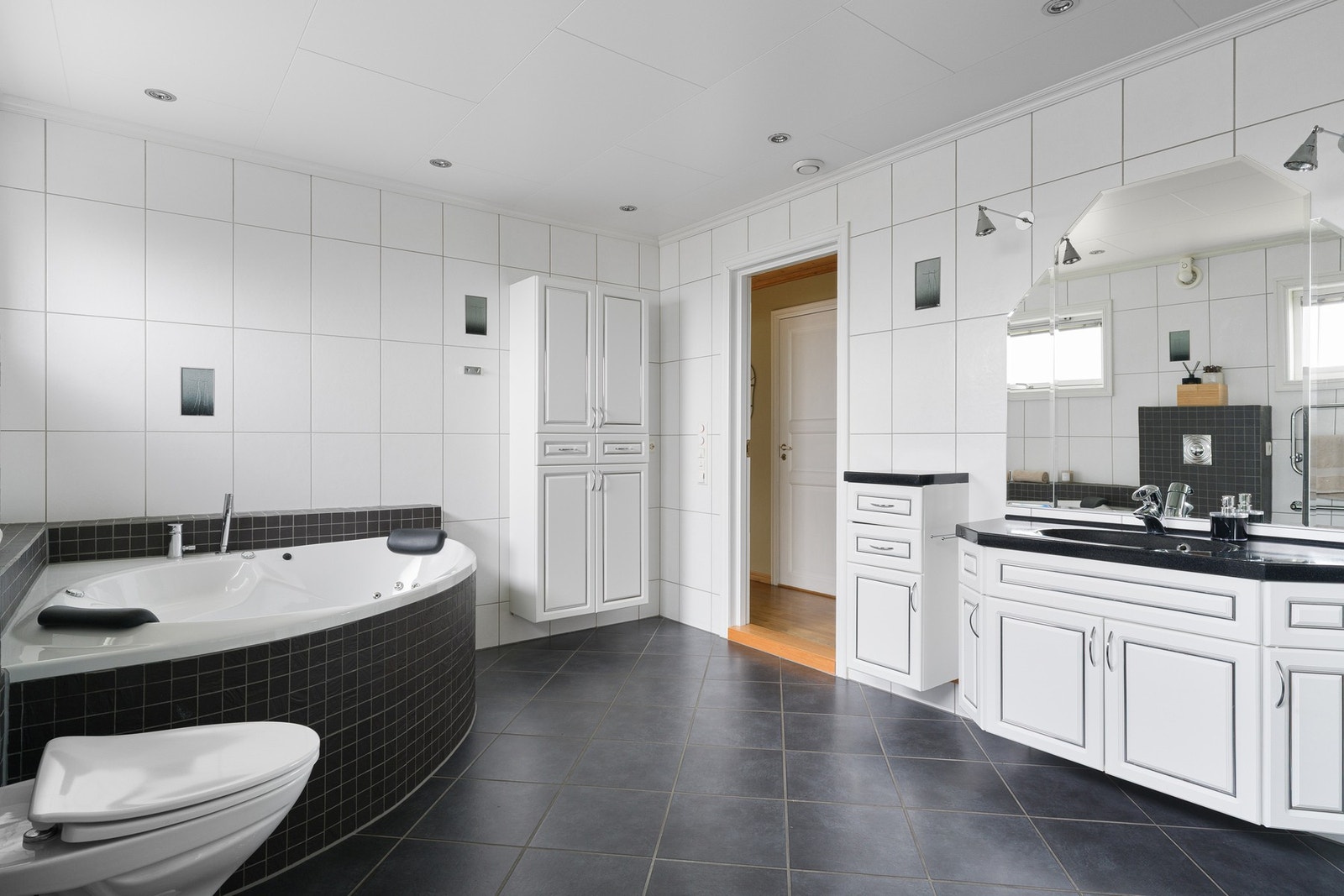 Badet er romslig og luftig. Galleribilde