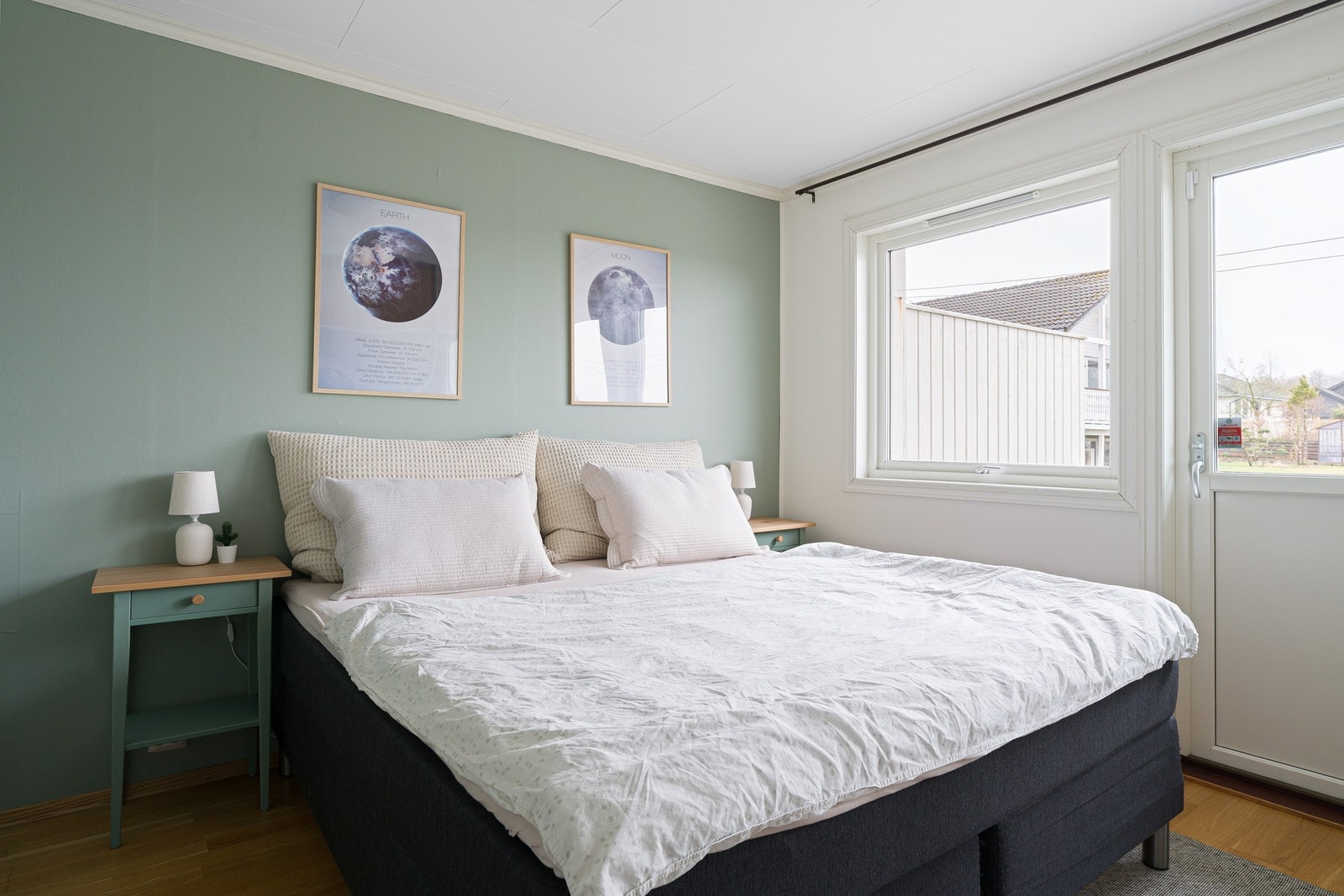 Hovedsoverom med god plass til dobbeltseng og garderobeløsning, samt utgang til balkong. Galleribilde