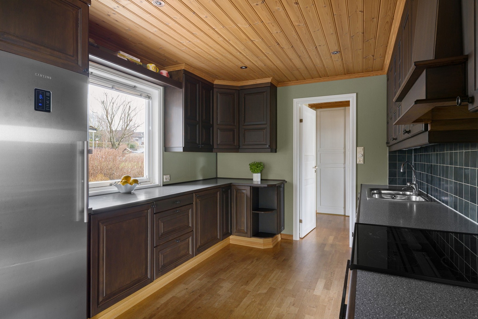 God skap og benkeplass. Galleribilde