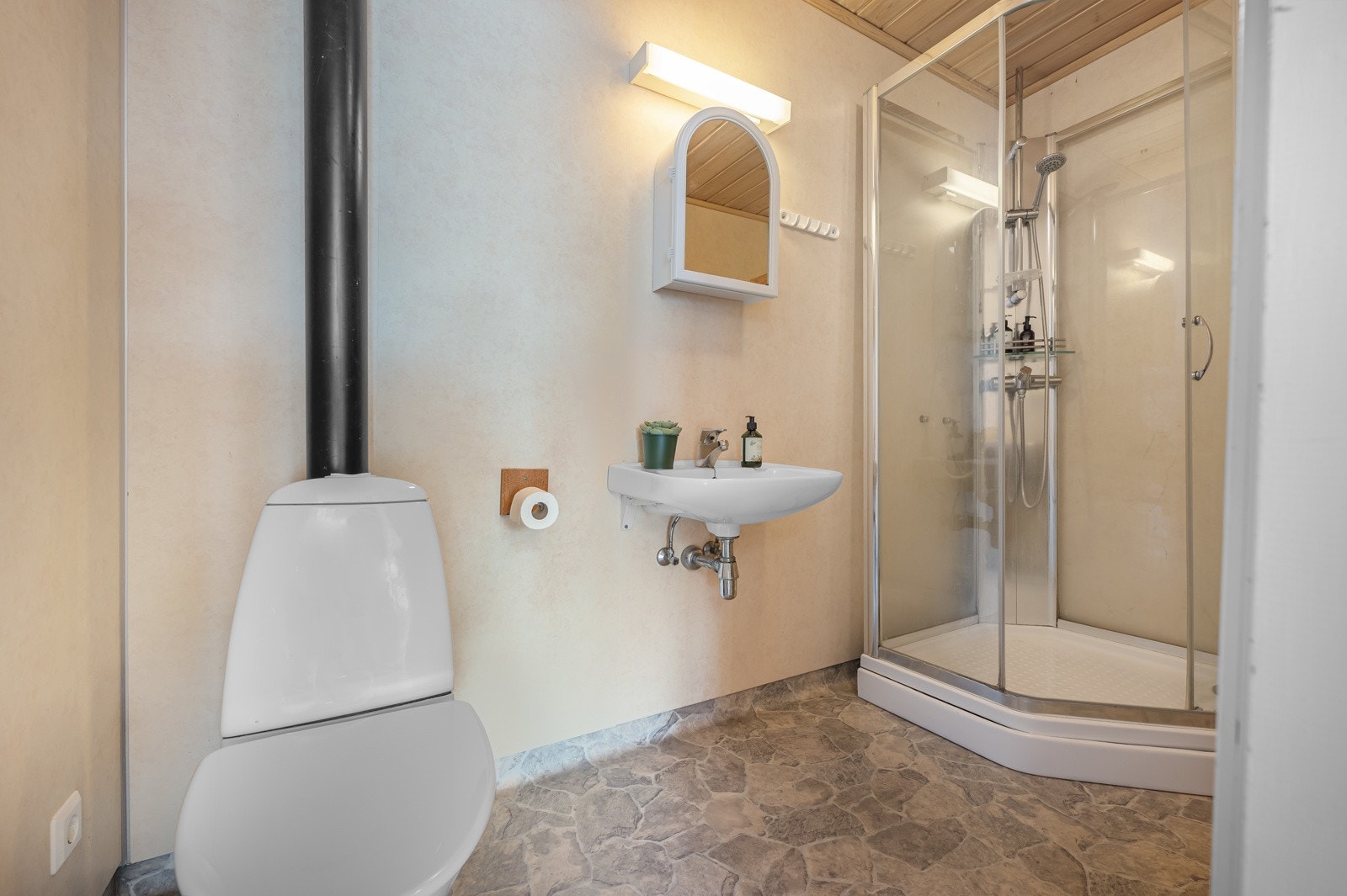 Bad med toalett, dusjkabinett, vask og opplegg for vaskemaskin Galleribilde