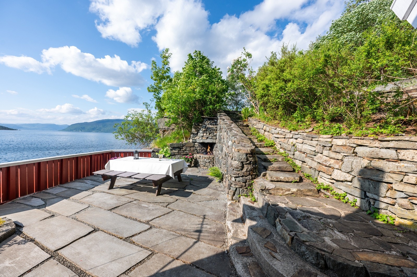 Pen steinlagt uteplass like utenfor inngangsdøren Galleribilde