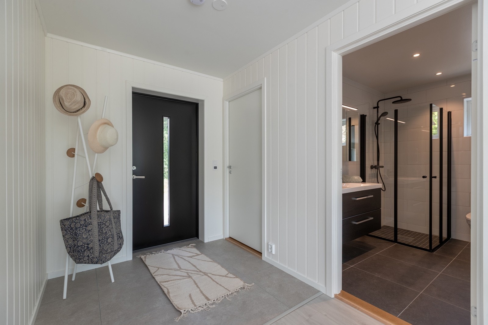 Romslig flislagt entré med varmekabler Galleribilde