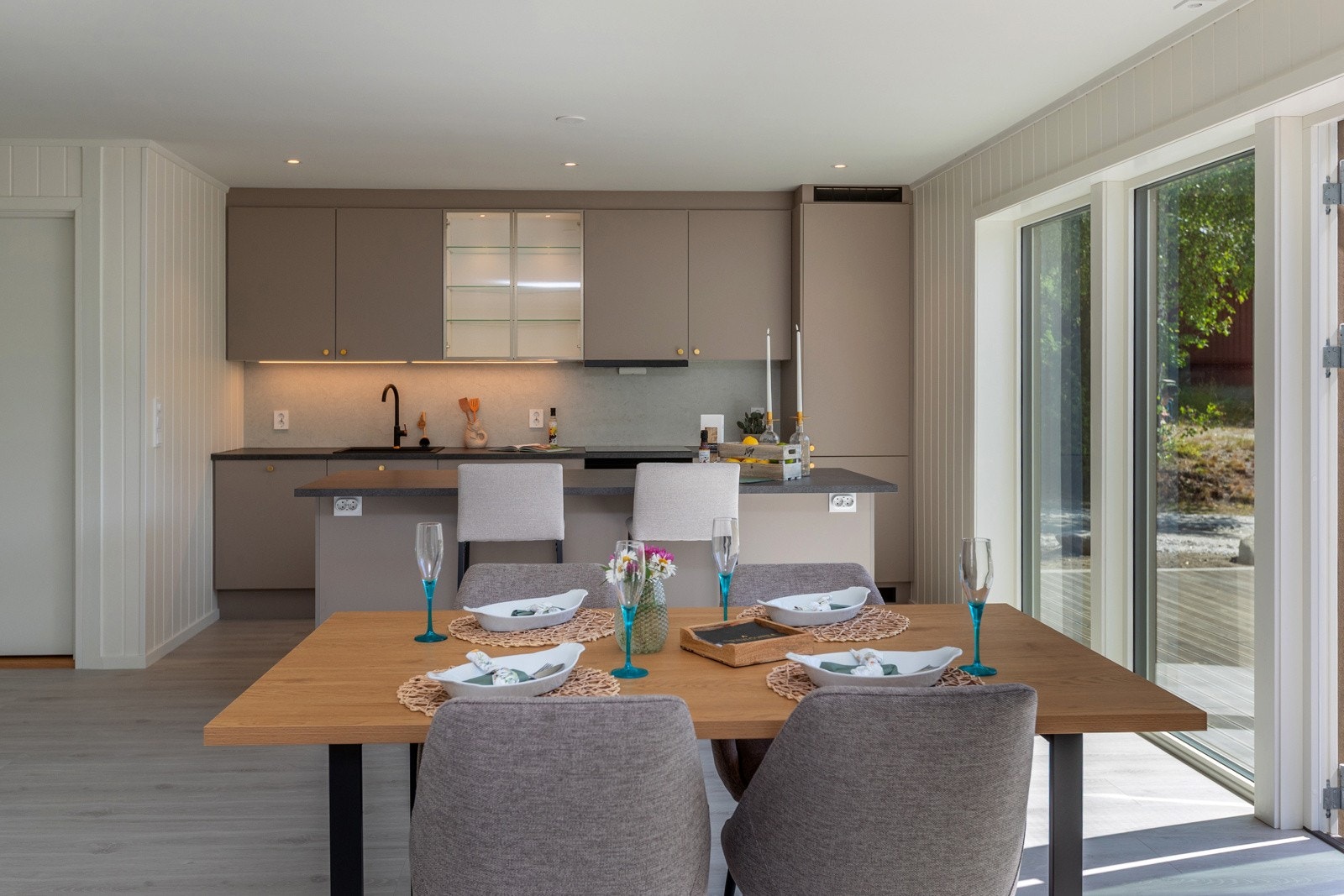 Det er plass til romslig spisestue mellom kjøkkenøy og dagligstue Galleribilde