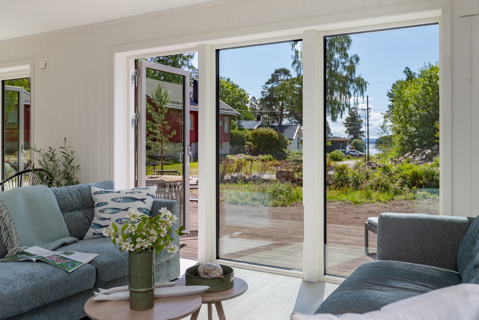 Det er noe utsyn mot havet også fra sofakroken Galleribilde