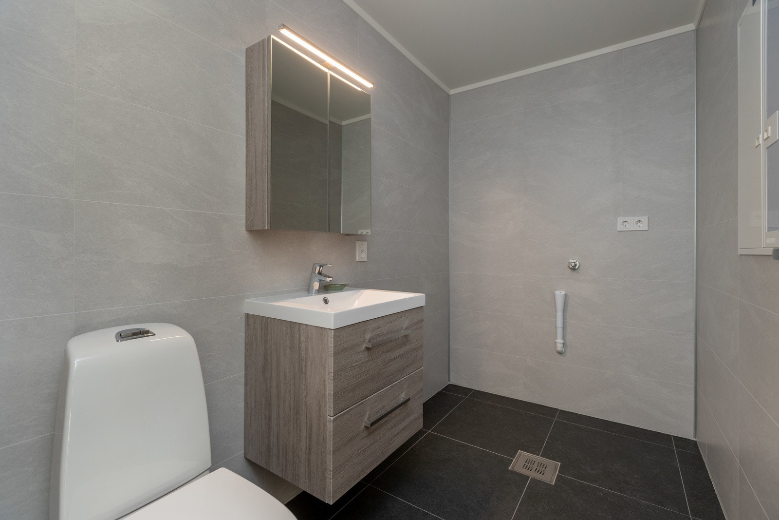 Eget vaskerom hvor det er satt inn ekstra WC Galleribilde