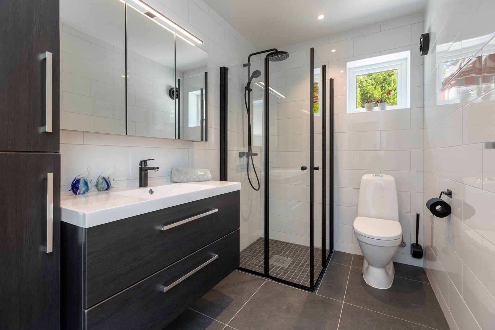 Deilig & moderne bad/WC med fliser og varmekabler Galleribilde