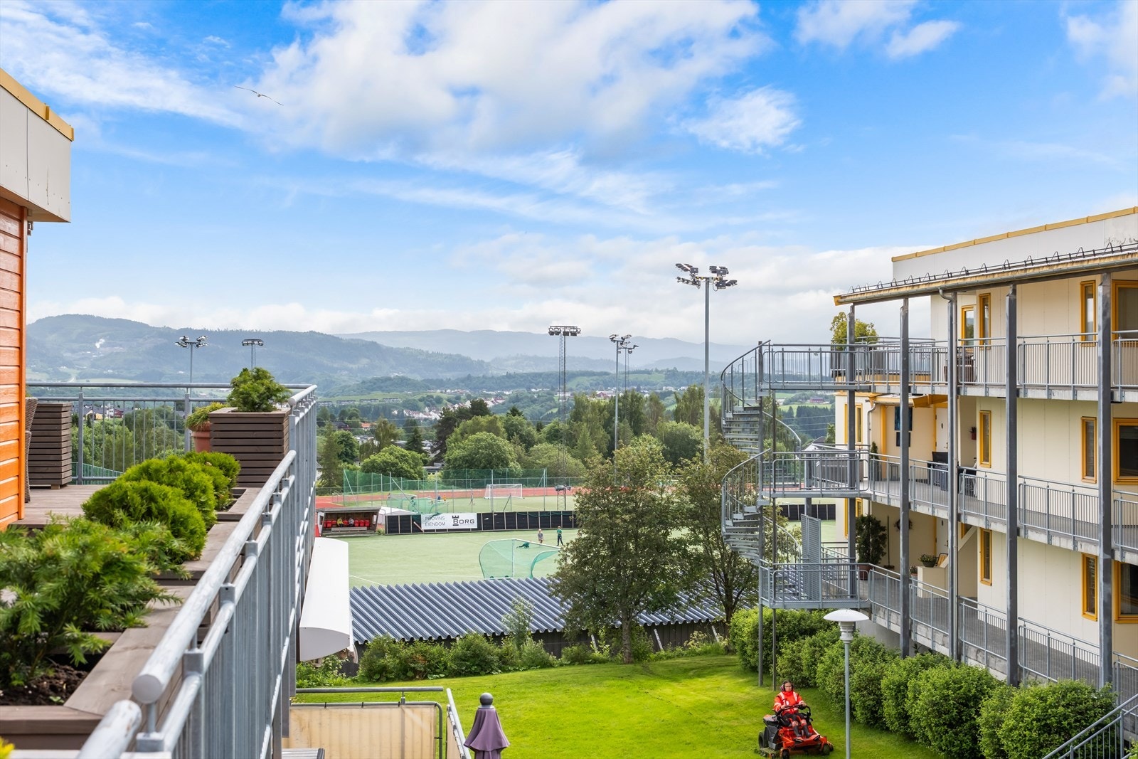 Flott utsikt fra terrassen. Kort avstand til Dalgård idrettsanlegg, fotballbane og ishall. Galleribilde