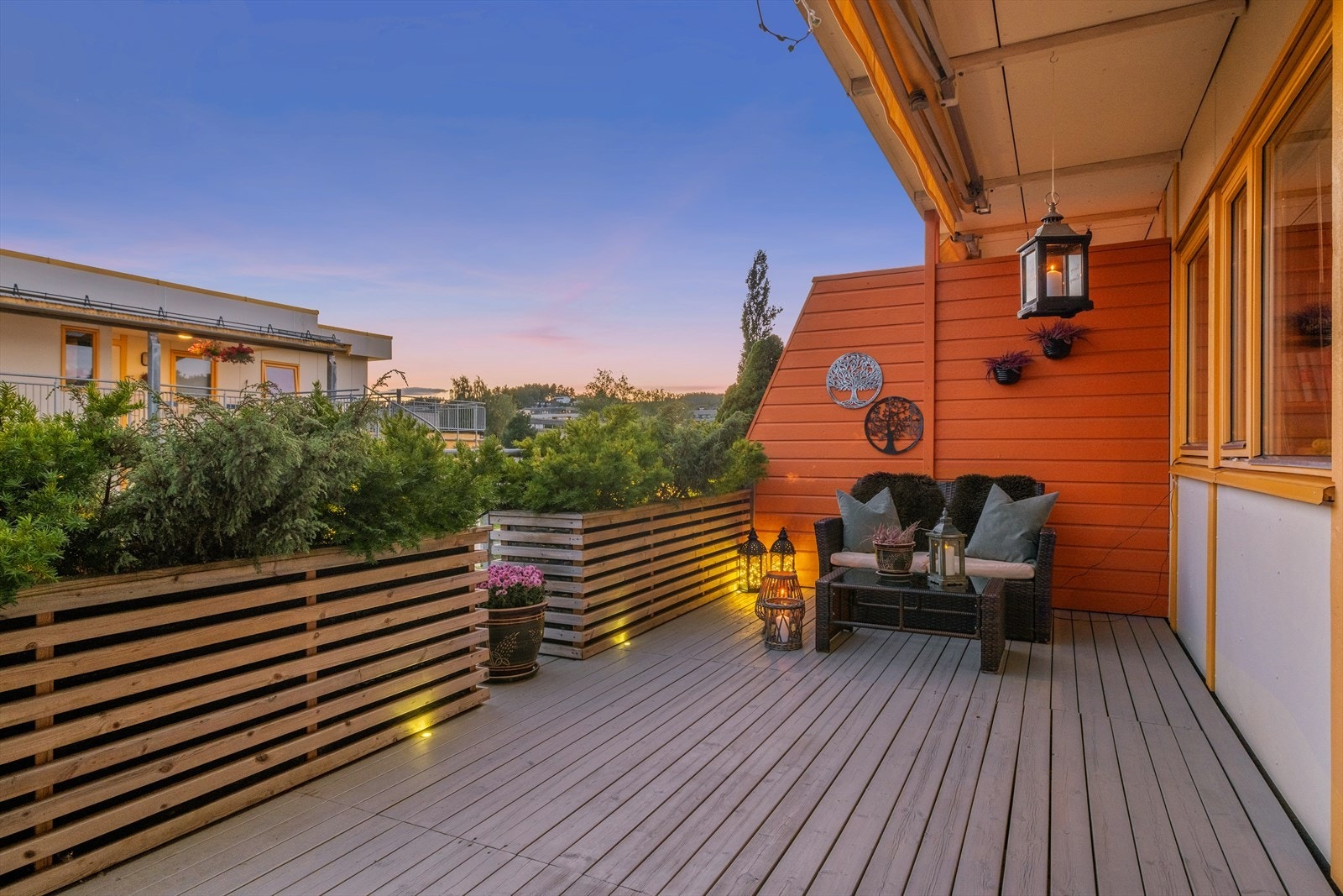 Fra stue/kjøkken er det utgang til en stor terrasse på ca 31 kvm. Galleribilde