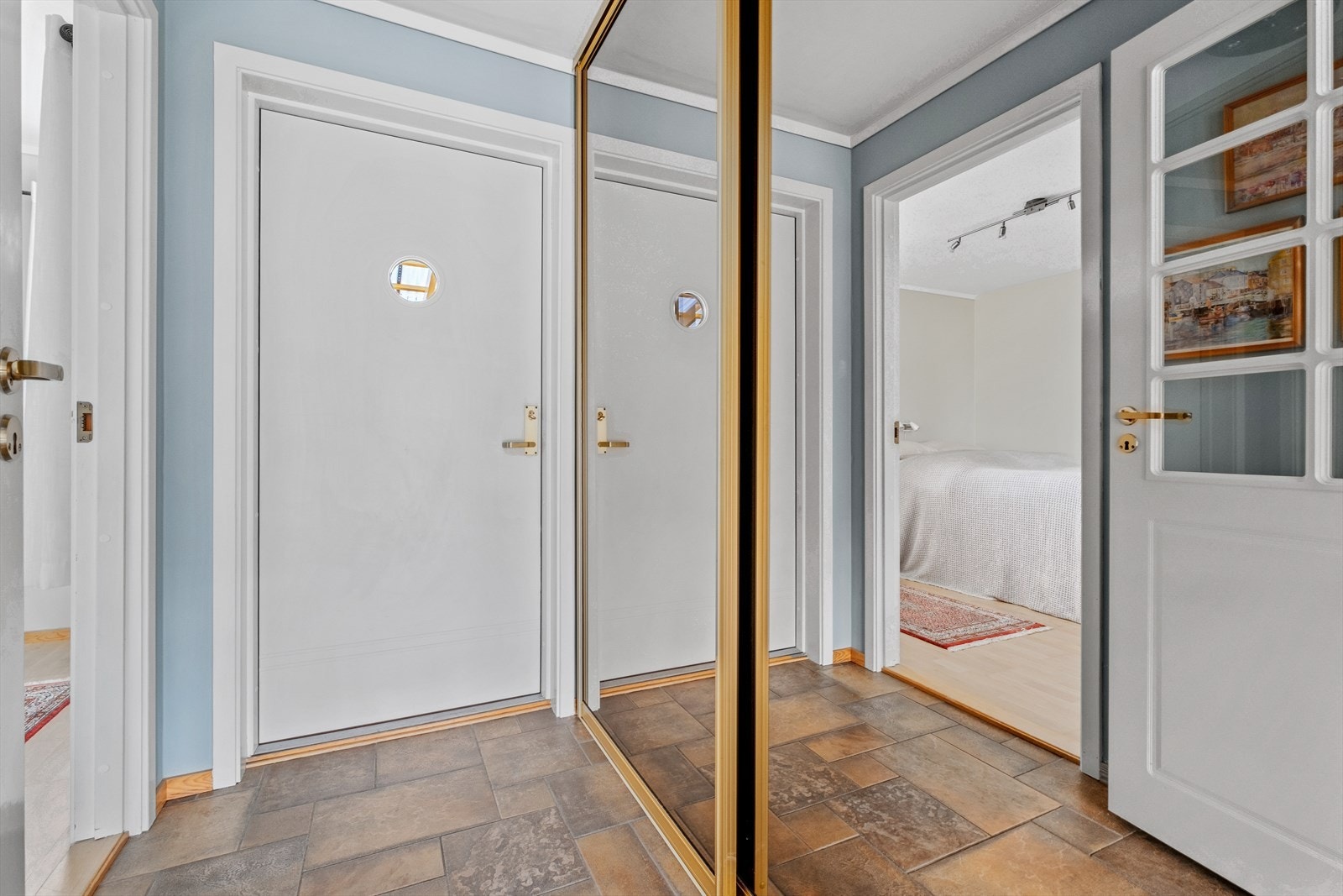 Hyggelig entrè med gulvvarme og skyvedørsgarderobe. Galleribilde