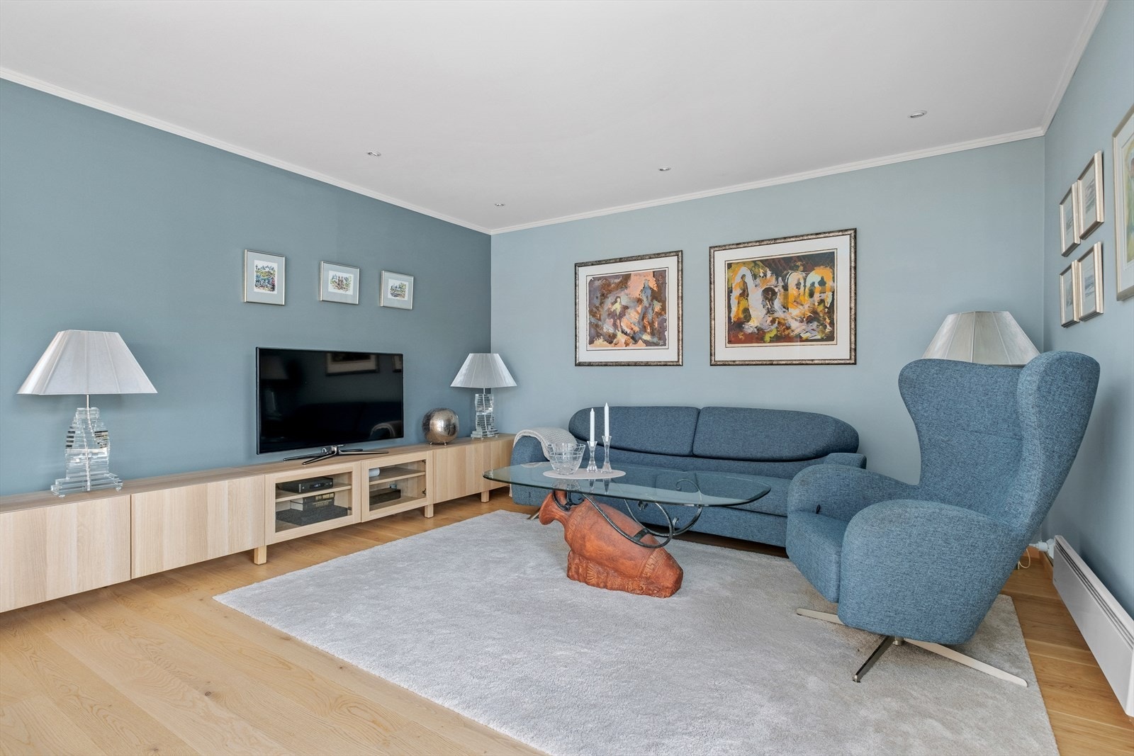 Det er god plass til spisebord, sofagruppe og tilhørende møblement. Galleribilde